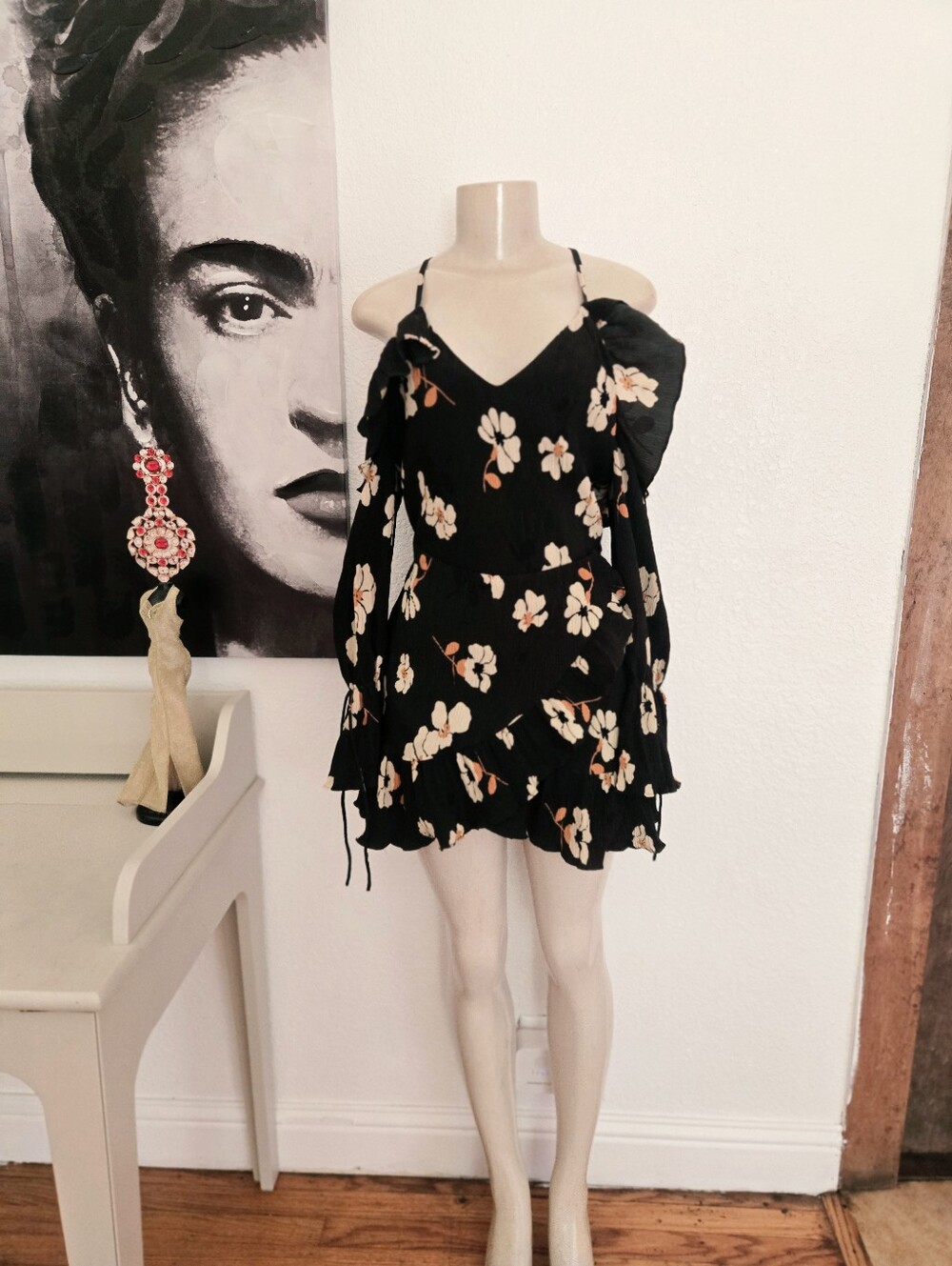 NWT Selfie Leslie Green Floral Cold-Shoulder Tunic with Cream Blossoms Size XS